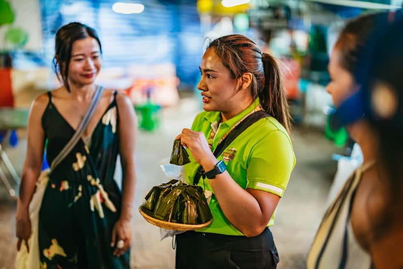 Bangkok: Midnight Food Tour by Tuk-Tuk - Tasting order: Isan comfort food and famous chicken fried noodles