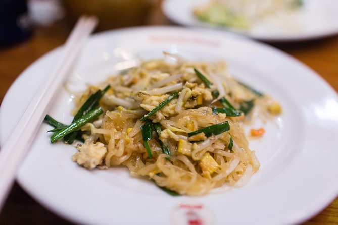 Bangkok Midnight Food Tuk Tuk Tour - Stop 1: Pom Prap Sattru Phai Stir-Fried Noodles With Egg Choices