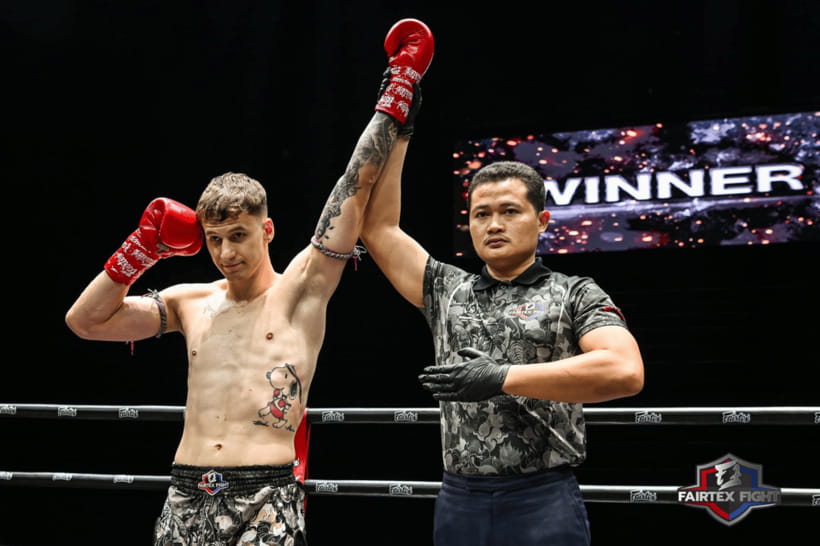 Bangkok: Muay Thai Match at Lumpinee Boxing Stadium - Watching real Muay Thai: feet, elbows, knees, and clinch momentum