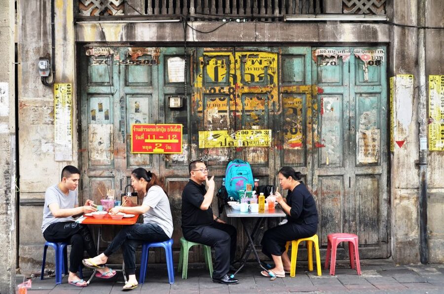 Bangkok: Must things to see in China town, Small group - Tang Hua Pug Building to MRT Hualampong Exit 1: finding your group fast