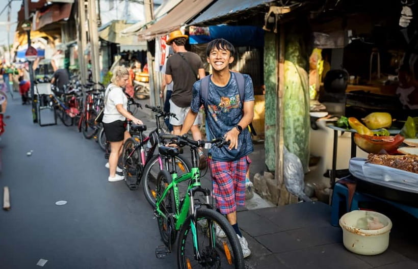 Bangkok: Must-Try Hidden Bike & Food Experience - Temple time at Wat Kalayanamitr Varamahavihara
