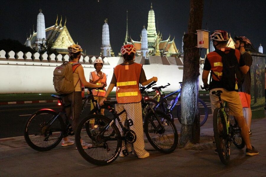 Bangkok: Night Bike Ride and Dinner at a Local Restaurant - Meeting at Thonburi: Getting Set Up for a 6 PM Night Ride