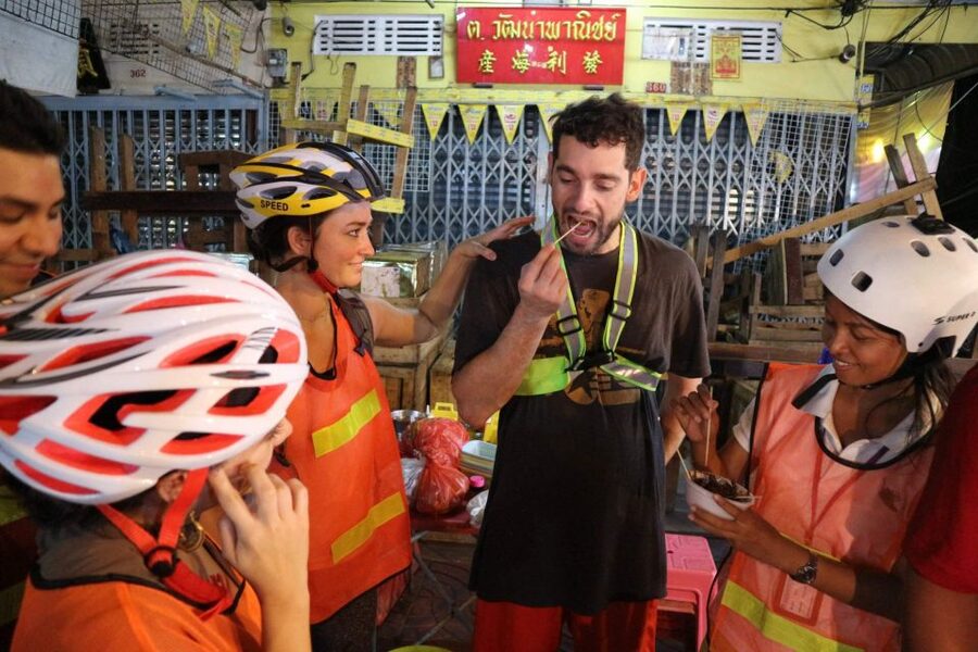 Bangkok: Night Bike Ride and Dinner at a Local Restaurant - Wat Pho and the Grand Palace Area: Classic Bangkok, Fast and Focused