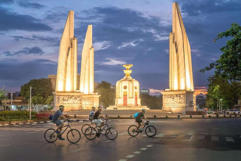 Bangkok: Night Bike Tour with Temples & Flower Market Visit - Price and value: why $35 makes sense (if you plan your evening)
