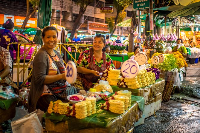 Bangkok: Night Bike Tour with Temples & Flower Market Visit - Pak Khlong Talat Flower Market: smells, color, and late-night work