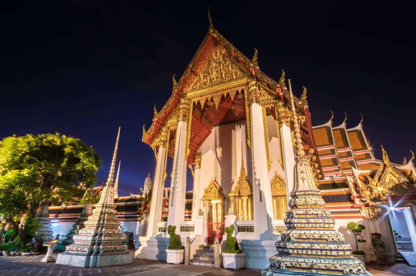 Bangkok: Night Bike Tour with Temples & Flower Market Visit - Giant Swing at the end: dramatic red and a perfect send-off