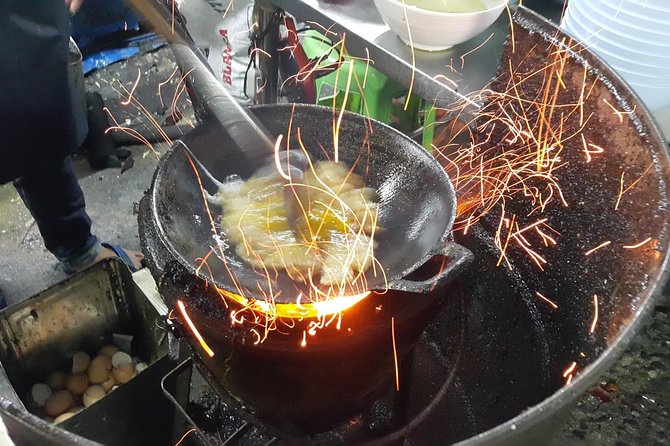 Bangkok Night Food and City Tour by Tuk Tuk - Thipsamai Padthai Pratoopee: how to enjoy the #1 pad Thai finale
