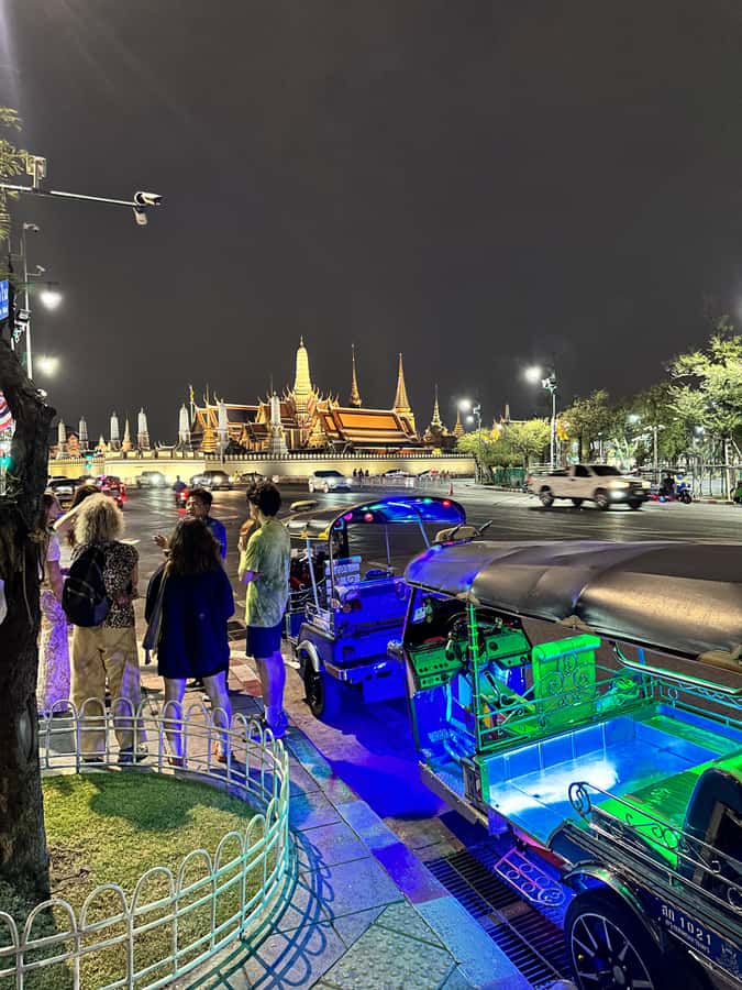 Bangkok Night Tour: Food, Temple & Tuk-Tuk - Old City and Grand Palace area: photo stops timed for evening light