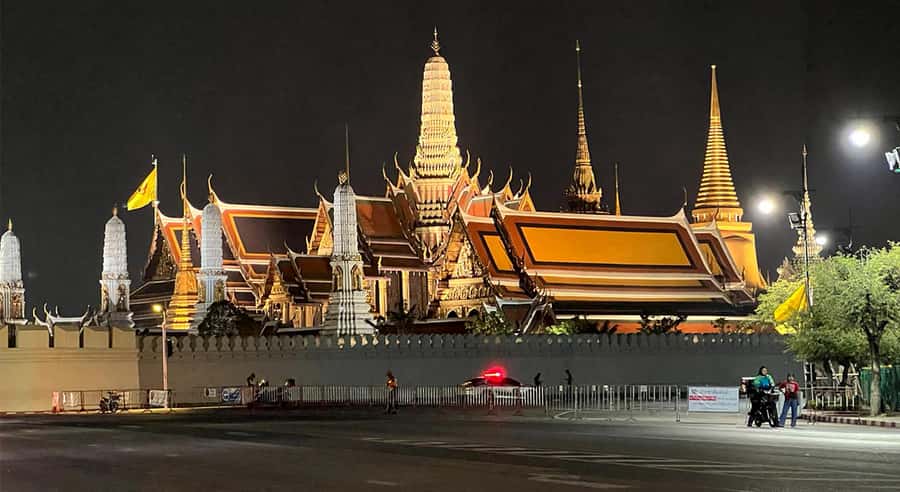 Bangkok Night Tour: Food, Temple & Tuk-Tuk - Pak Khlong Talat flower market: 24-hour color and scent