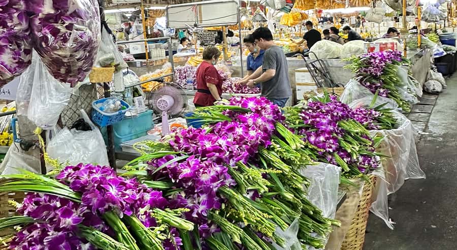 Bangkok Night Tour: Food, Temple & Tuk-Tuk - Dinner stop: a local restaurant break with Thai comfort food