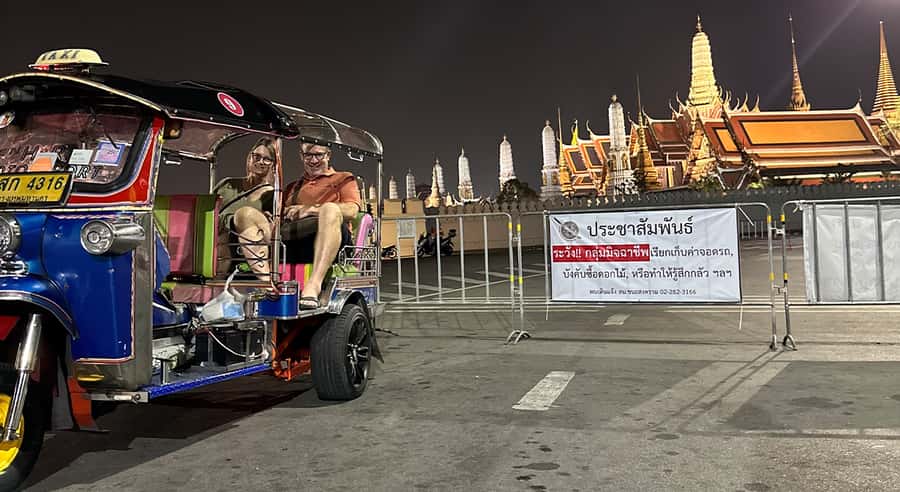 Bangkok Night Tour: Food, Temple & Tuk-Tuk - Chinatown after dark: tasting in tight lanes and a dessert finish