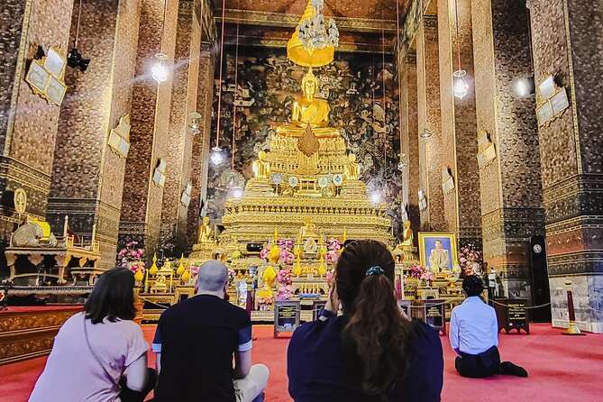 Bangkok Night Tour: Wat Arun, Wat Pho, Chinatown & Tuk Tuk Ride - Wat Arun in the evening: porcelain, seashells, and river views