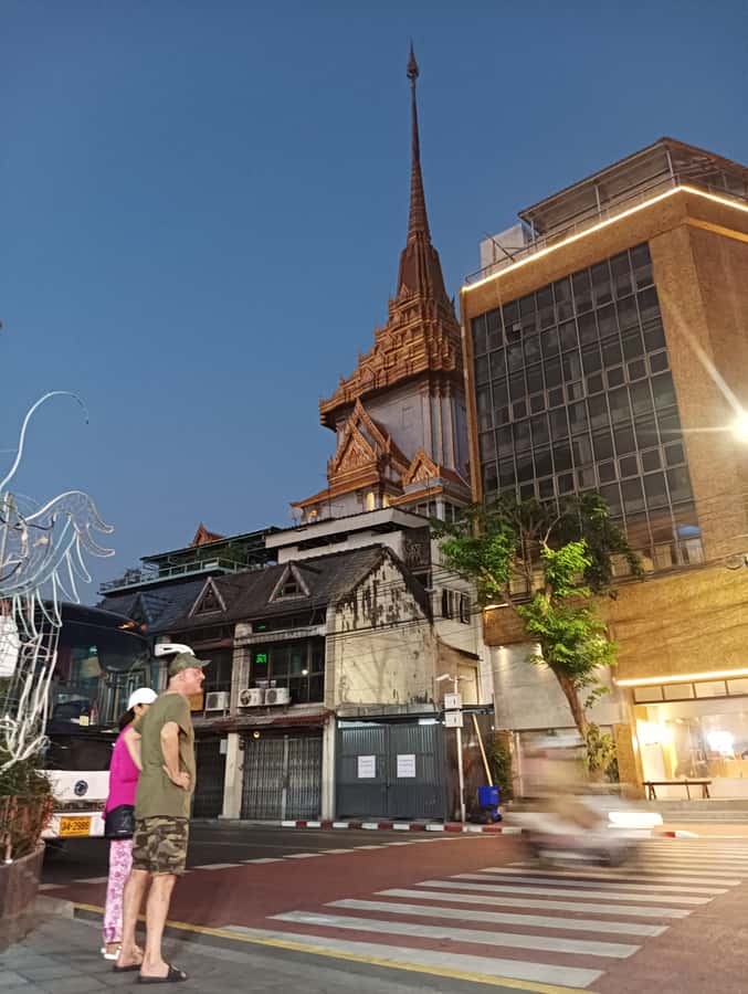 Bangkok Night Tuk Tuk: Private Tour of Markets & Landmarks - Crossing the river to calm: the white stupa temple and turtle-filled ponds