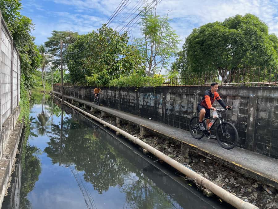 Bangkok Paradise Bicycle & Boat Tour - Thai Lunch: A real meal break during the ride
