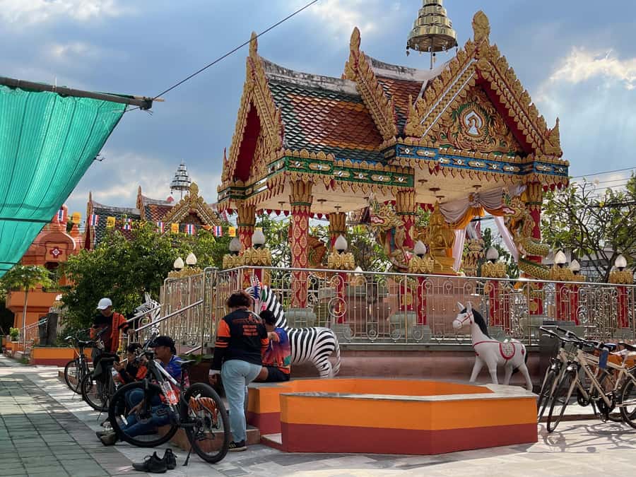 Bangkok Paradise Bicycle & Boat Tour - Phrapadaeng Fresh Market: Real shopping, not a staged stop