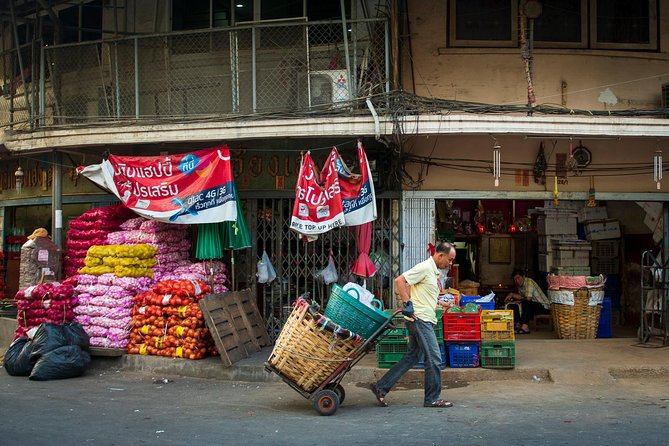 Bangkok Photography Masterclass - Private Photography Lesson - Temple of Dawn (Wat Arun) and the Giant Swing: Use Landmarks Like Anchors