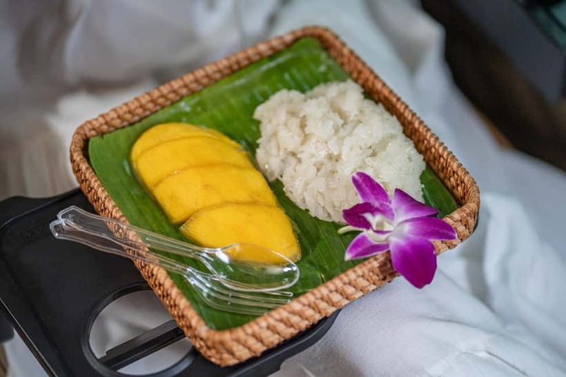 Bangkok: Premium Damnoen Saduak & Railway Market By Food Bus - Damnoen Saduak floating market by longtail boat (80 minutes)