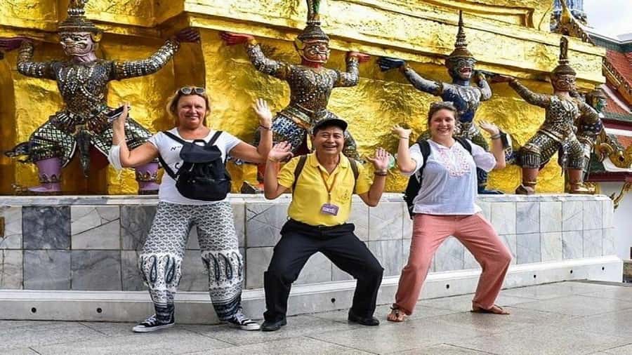 Bangkok: Private custom tour with a local guide - What You’ll Actually See: Temples, Monument Exteriors, and Chinatown-Style Neighborhood Time
