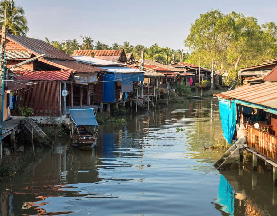 Bangkok: Private Damnoen Saduak Floating & Train Market Tour - Salt Lake De Maeklong: traditional harvesting in shallow ponds