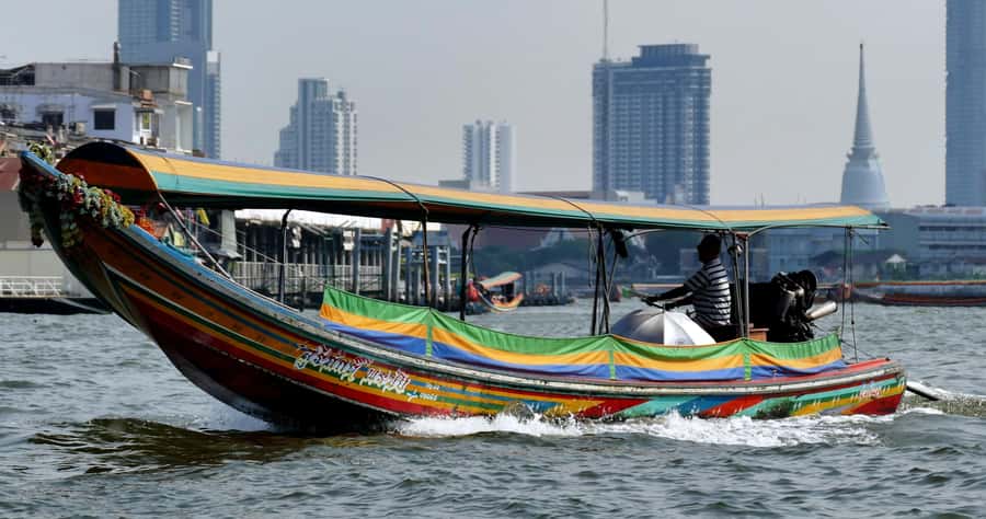 Bangkok: Private Wat Phra Kaew, Wat Pho & Wat Arun Tour - Wat Arun Temple of Dawn: Crossing the Chao Phraya for the Best Angles