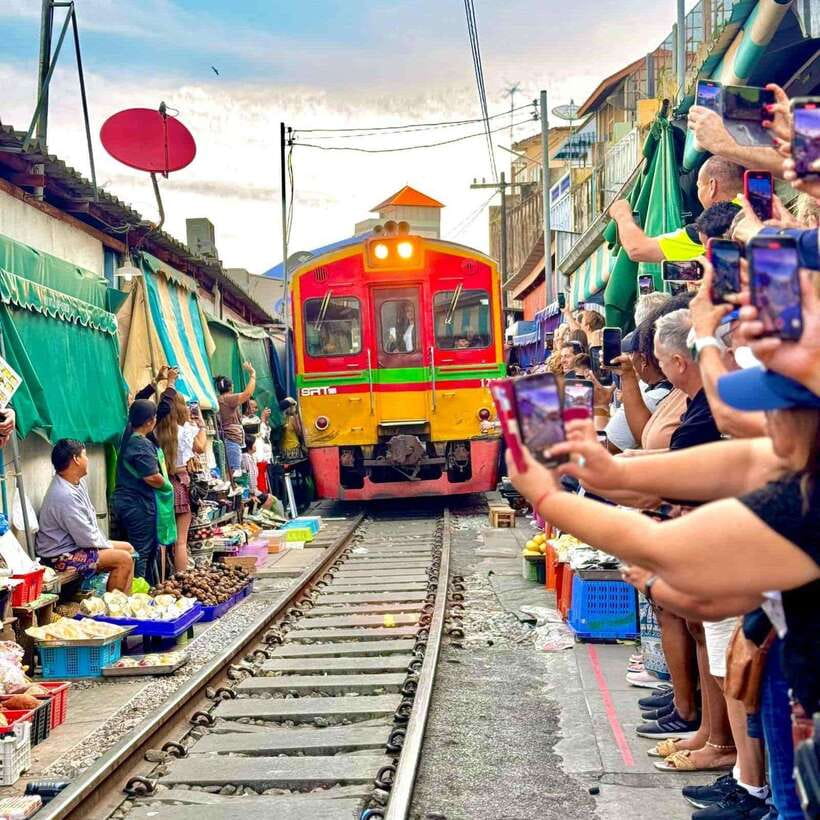 Bangkok: Railway and Floating Market Tour with Dragon Temple - Price and logistics: why this tour feels like good value