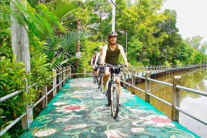 Bangkok: Railway & Damnoen Saduak Floating Market with Transfer - What the Small Group Size Changes for You