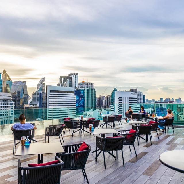Bangkok: RedSquare Rooftop Bar at Novotel Sukhumvit 4 - RedSquare Rooftop Bar: what the Novotel rooftop setting really feels like