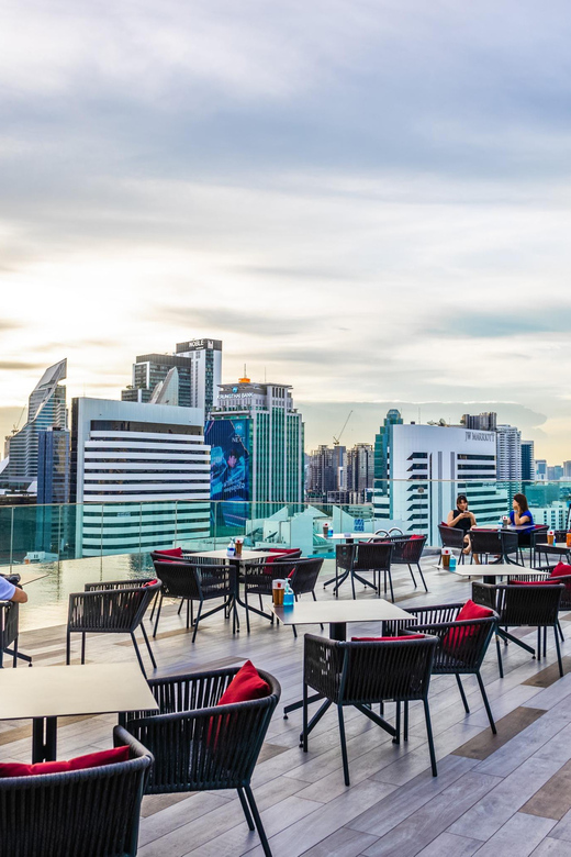 Bangkok: RedSquare Rooftop Bar at Novotel Sukhumvit 4 - Food setup: two dishes plus gourmet bites
