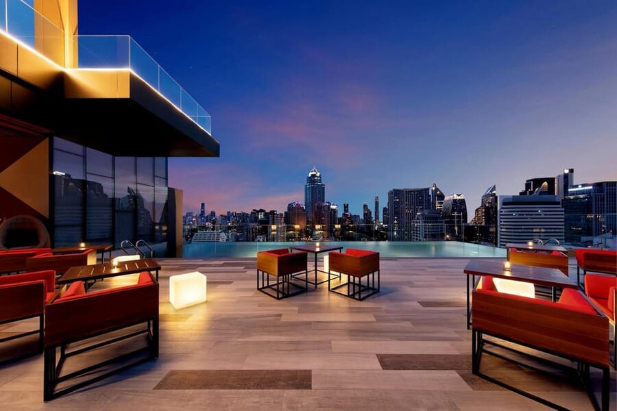 Bangkok: RedSquare Rooftop Bar at Novotel Sukhumvit 4 - Views and photo moments: Bangkok skyline without the hard sell