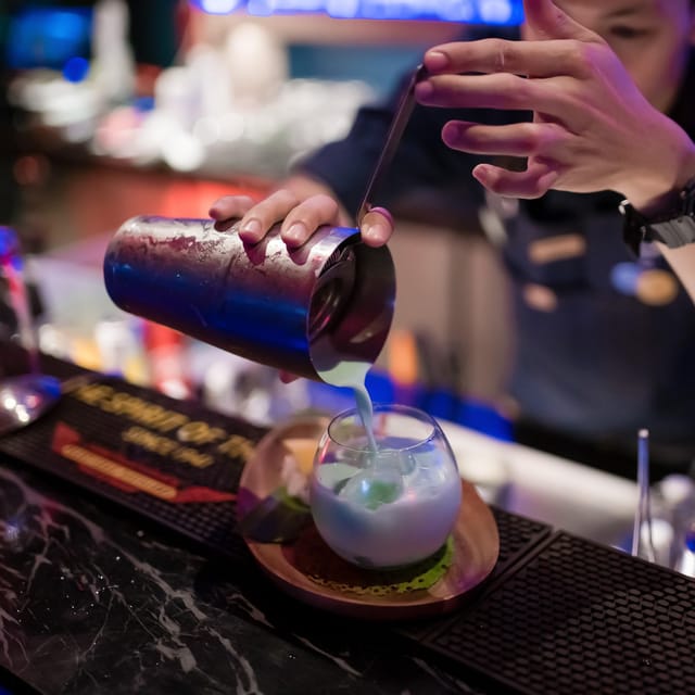 Bangkok: RedSquare Rooftop Bar at Novotel Sukhumvit 4 - Dress code and do-not list: keep it simple so the staff can focus