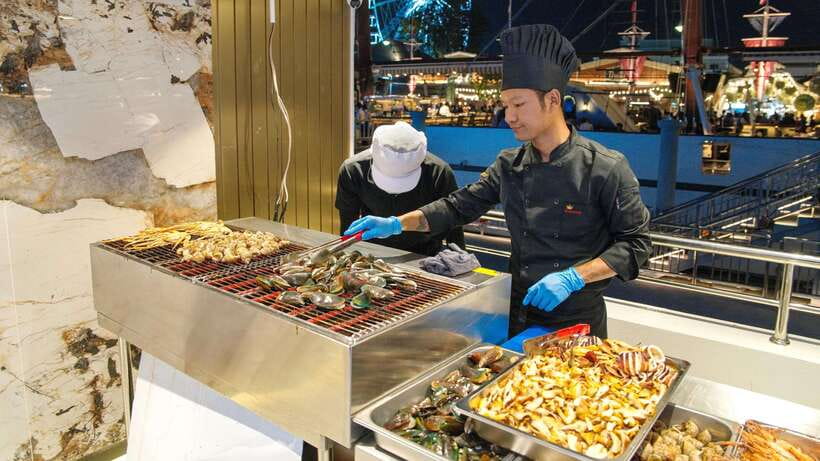 Bangkok: Royal Galaxy Cruise with Hotel Transfer - Entertainment Schedule: Live Music and Thai Classical Dance