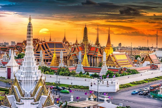 Bangkok's Landmarks Tour : GrandPalace WatTraimit WatPho WatArun - A temple day that runs on rails (not stress)