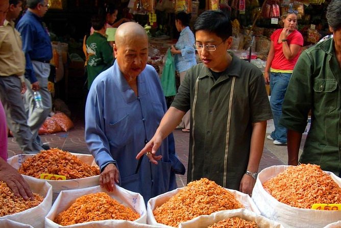 Bangkok Selfie Expert Tour: Little India, Wat Traimit & Wat Pho - Phahurat Market: samosa selfie energy in Indian Market
