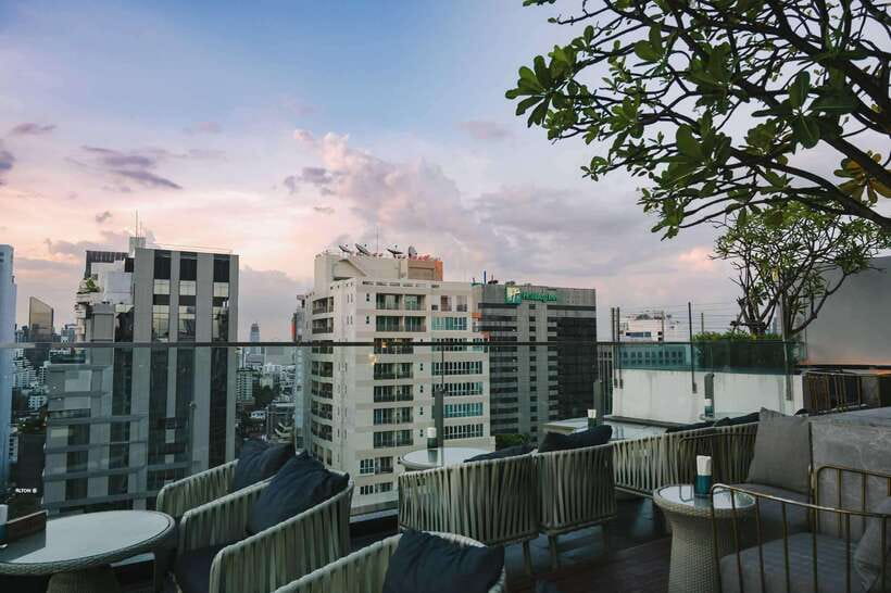 Bangkok: Sky on 20 Rooftop Bar With Free Flow Drinks - Food and drinks in real life: what to expect when the bar gets busy