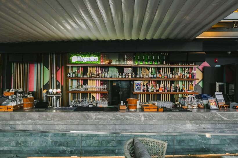 Bangkok: Sky on 20 Rooftop Bar With Free Flow Drinks - Atmosphere and music: a rooftop bar that supports conversation