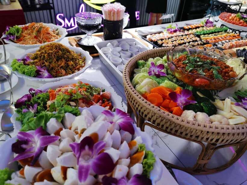 Bangkok: Smile Riverside Dinner Cruise - Buffet Dinner and Seafood: What the Meal Does Well (and How to Manage Expectations)