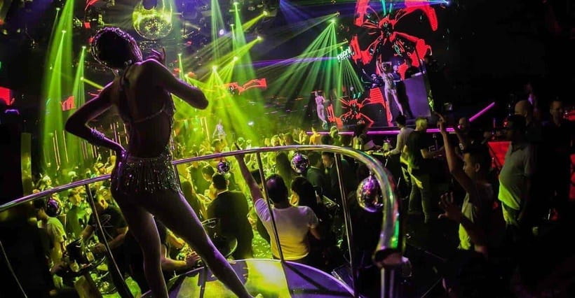 Bangkok: Soi Cowboy, Nana, Soi 11, Rooftops, Clubs & Go Go’s - The hosts and the group flow: why it feels low-stress