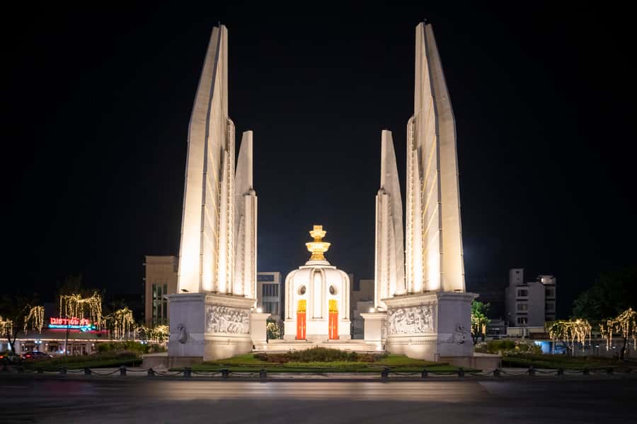 Bangkok Street Food and Night Lights by Tuk Tuk - The riverside finale by Wat Arun: the moment the route makes sense