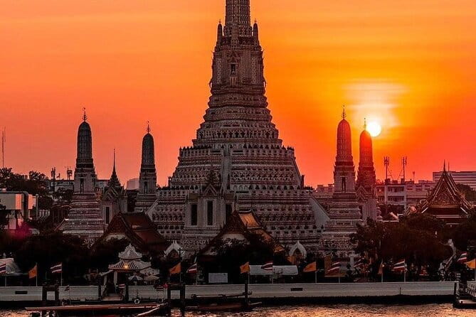 Bangkok : Sunset Food tour by Tuk Tuk boat with big Buddha view - Wat Arun at Sunset: Why That Photo Timing Is the Point