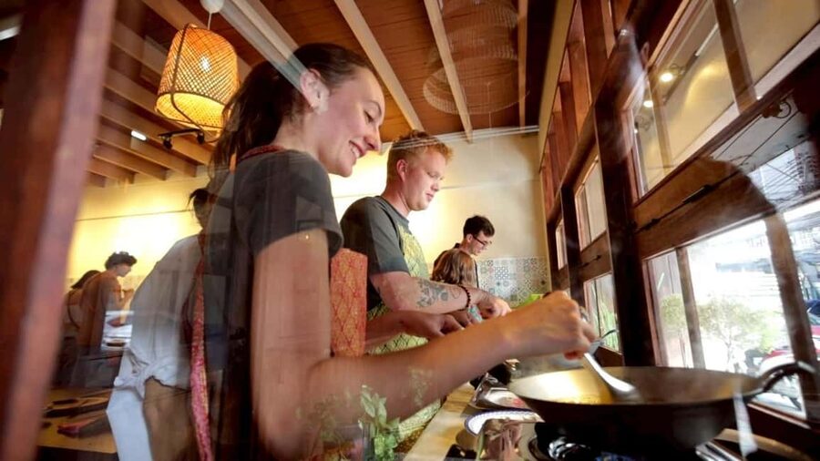 Bangkok: Thai Cooking Class With 4 Dishes & Thai Drink - Four Classic Dishes in One 4-Hour Session