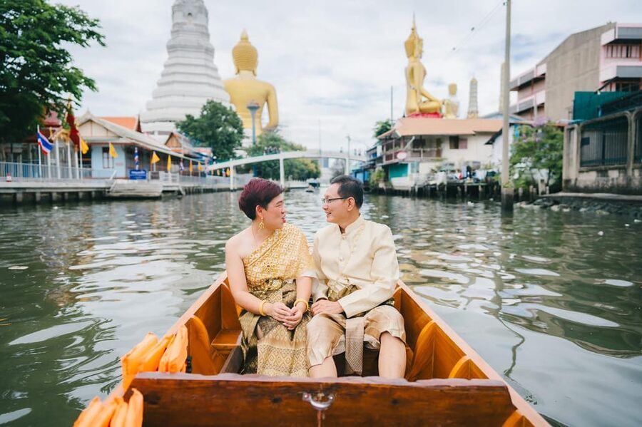 Bangkok:Thai costume with Long tail boat photoshoot - The workshop segment: a scheduled pause on temple grounds