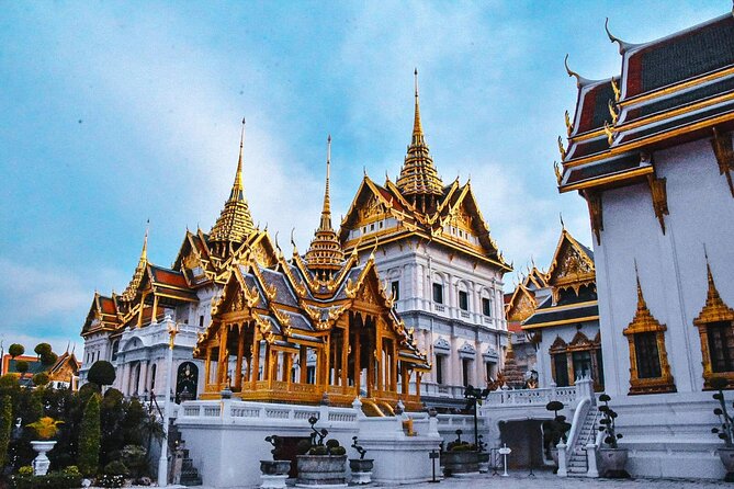 Bangkok: The Grand Palace, Wat Pho, and Wat Arun Walking Tour - Wat Arun: Temple of Dawn and a Clean Finish
