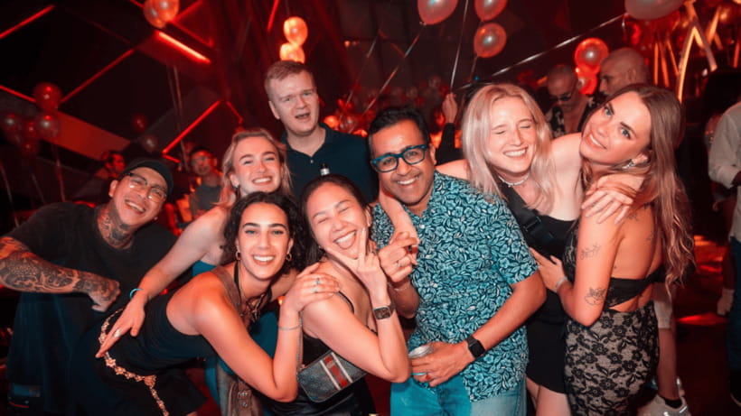 Bangkok: The Speakeasy, Rooftop & Iconic Venues Pub Crawl - Hemingway’s stop: a friendly opener with a food boost