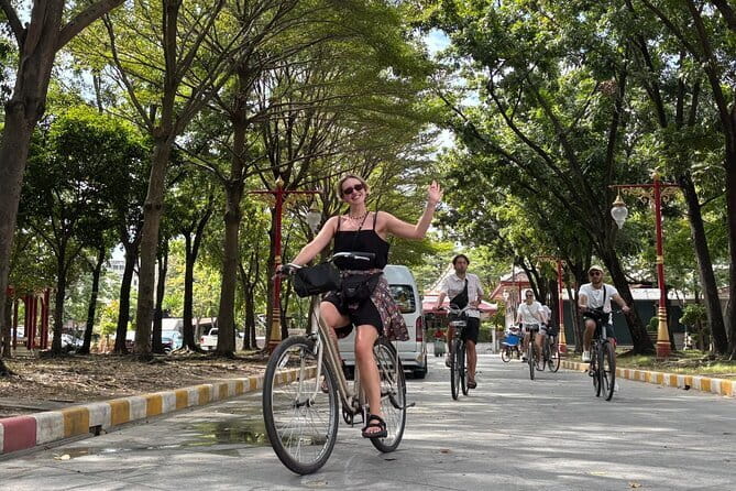 Bangkok Thonburi Backstreets and 3 Peaceful Temple Bike Tour - The bike route: 3 hours, 12–15 km, and a heat check