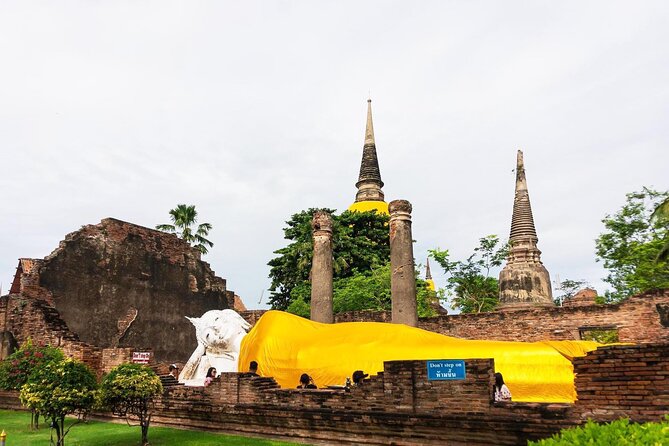 Bangkok to Ayutthaya: Temples & Local Candy One Day Tour - Wat Mahathat: the Buddha head in tree roots moment