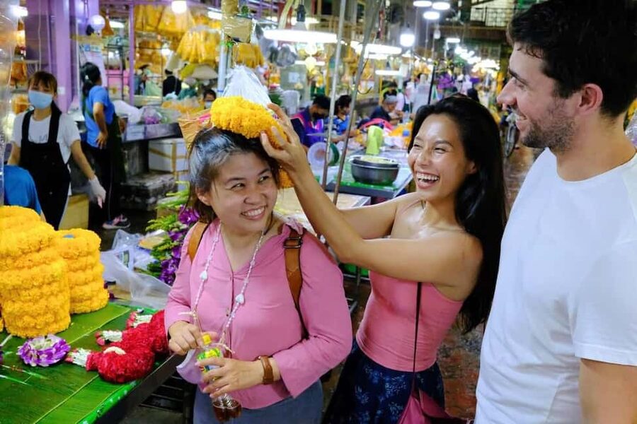 Bangkok: Tuk Tuk Adventure Chinatown Michelin Food & Temples - Why This Bangkok Tuk Tuk Night Feels Different From a Usual City Tour