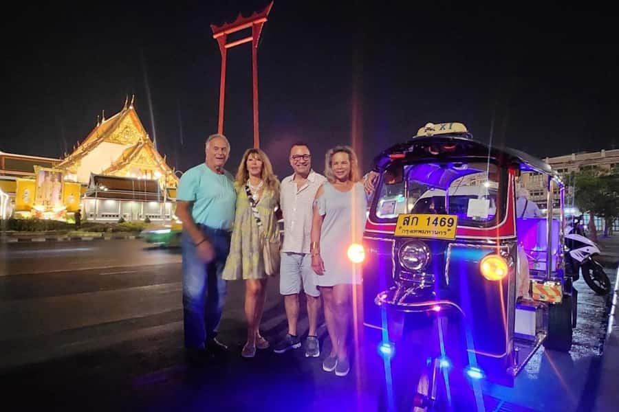 Bangkok Tuk Tuk Night Tour with Chinatown visit - Tuk tuk at 6 p.m.: how the night tour actually feels