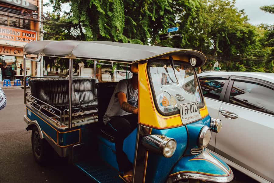 Bangkok: Tuk Tuk Tour - Passing Grand Palace from the road