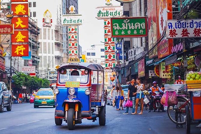 Bangkok Tuk Tuk Tour - Hotel-pickup & Dinner - Chinatown first: Kuan Yim Shrine at the start of the evening