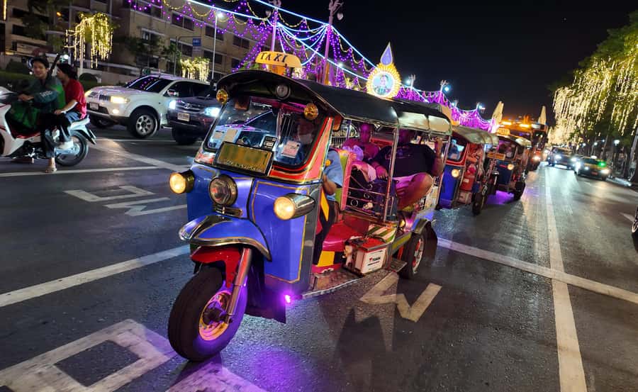 Bangkok: TUK TUK Tour Night Life Private with Hotel Pick Up - Getting started right: pickup, coconut juice, and tuk-tuk seating